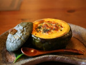 Courge shiatsu farcie aux trompettes de la mort et au fromage