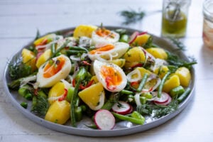 Salade complète de haricots verts, petits pois, asperges et radis