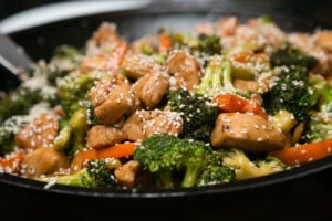 Wok aux brocolis, champignons, chou et carottes