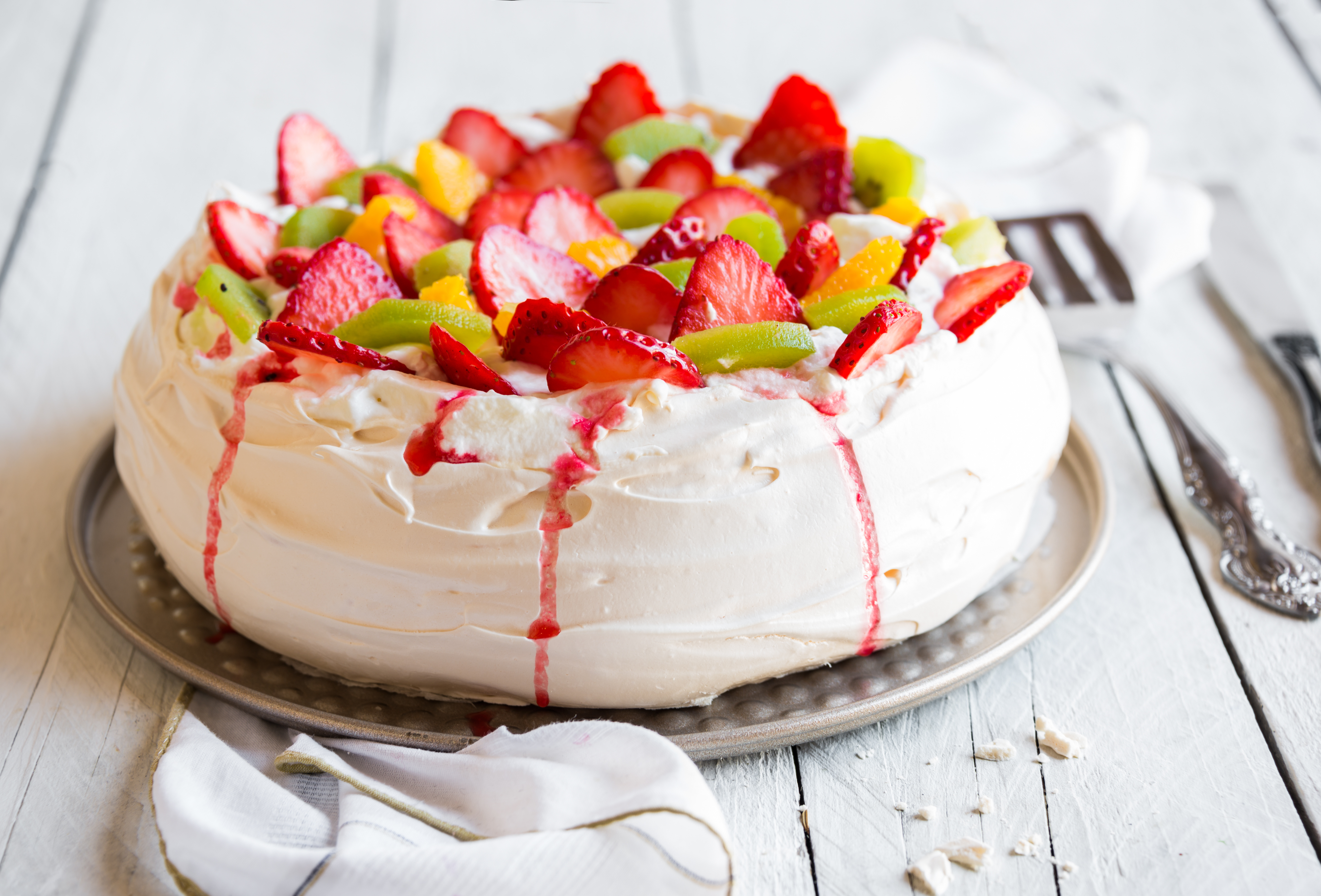 Pavlova aux fraises, kiwis et oranges